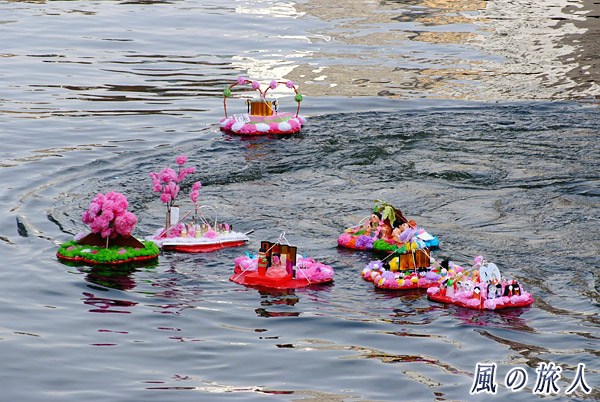 日本橋女学館流し雛　水面を漂う色とりどりのおひな様の写真