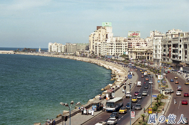 弧を描く海岸　アレクサンドリアの町並みの写真