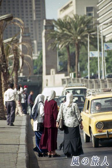 横断待ち　カイロの交通風景の写真