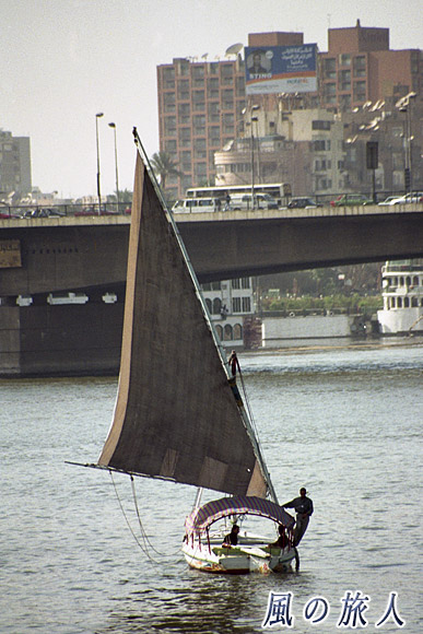 ファルーカ（帆掛け船）　ナイル川沿いの景観（カイロ）の写真