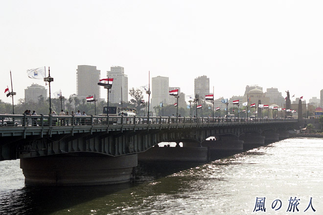 国旗がたなびくカスル・アン＝ニール橋　ナイル川沿いの景観（カイロ）の写真