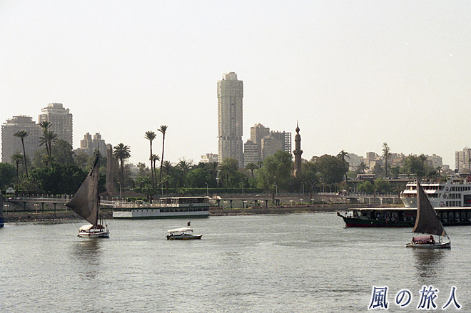行き交う船　ナイル川沿いの景観（カイロ）の写真