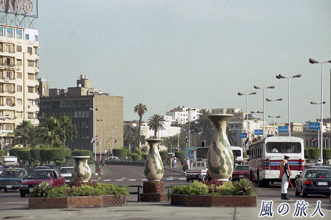 ツボのある交差点　カイロの交通風景の写真