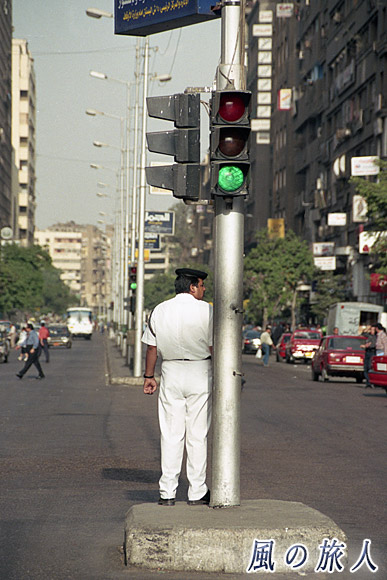信号と警察官　カイロの交通風景の写真