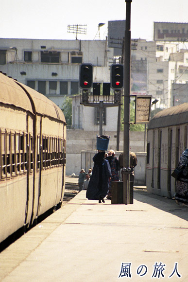 荷物を運ぶ女性　カイロの交通風景の写真