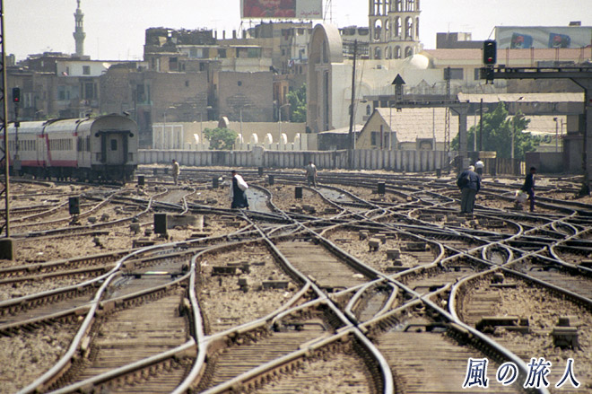 線路を歩く人　カイロの交通風景の写真