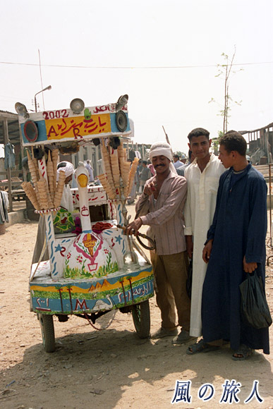 アイスクリームの露店　ビルカシュ　ラクダ市場の写真　Birqash Camel Market