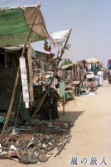 ガラクタ市　ビルカシュ　ラクダ市場の写真　Birqash Camel Market