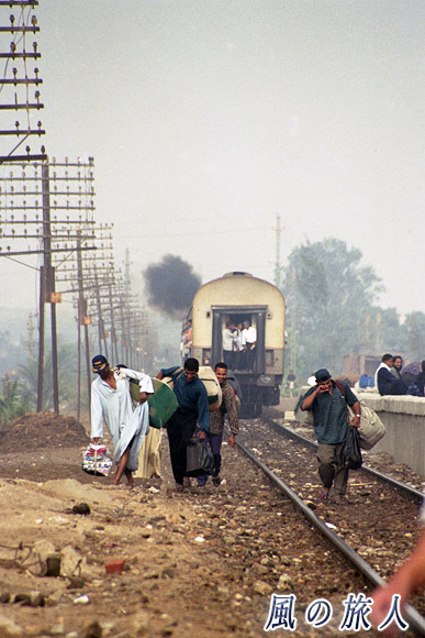 列車の出発後　カイロの交通風景の写真