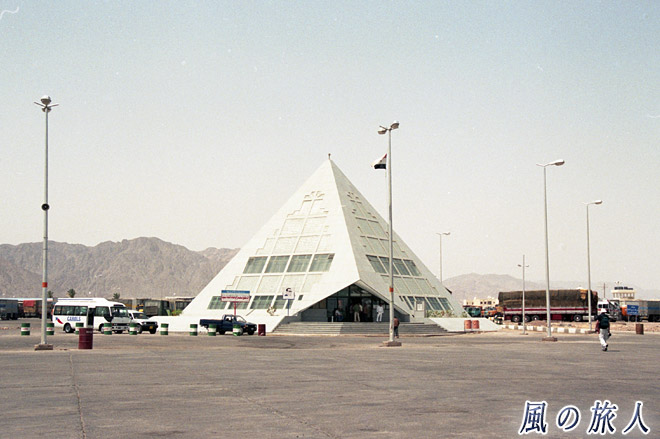 ピラミッド型のターミナル　ヌウェイバ港の写真
