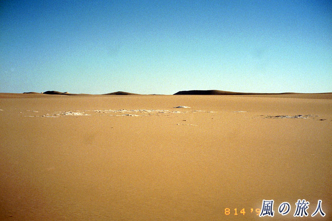 青空の砂漠　サハラ砂漠ツアー（シワ～バハレイヤ）の写真　Sahara Desert Tour　Siwa to Bahariyya