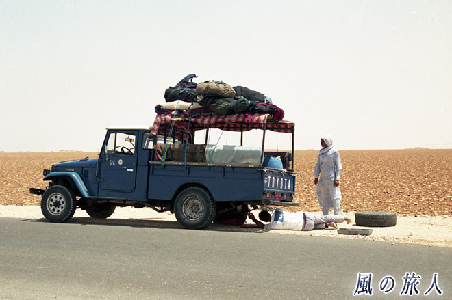 いきなりトラブル発生　サハラ砂漠ツアー（シワ～バハレイヤ）の写真　Sahara Desert Tour　Siwa to Bahariyya