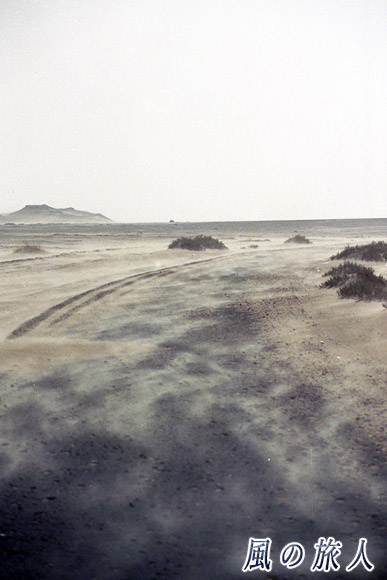 砂嵐と砂漠の道１　サハラ砂漠ツアー（シワ～バハレイヤ）の写真　Sahara Desert Tour　Siwa to Bahariyya