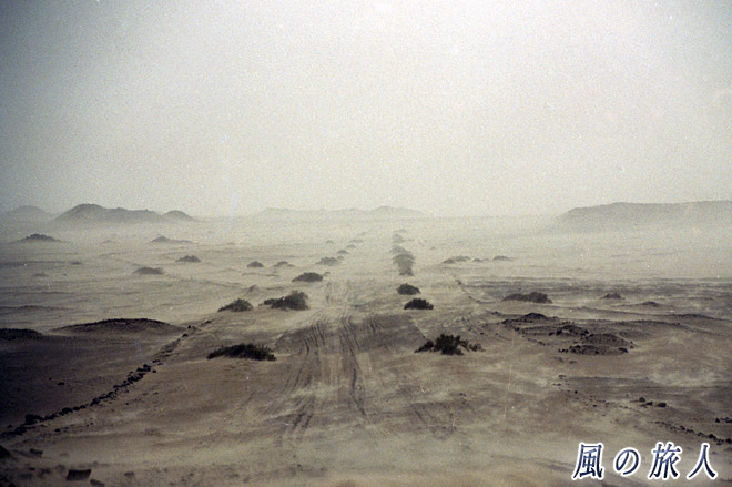 砂嵐と砂漠の道３　サハラ砂漠ツアー（シワ～バハレイヤ）の写真　Sahara Desert Tour　Siwa to Bahariyya