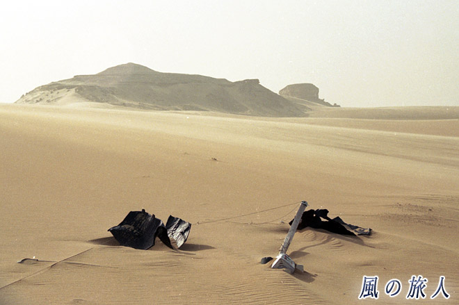 砂漠の残骸　サハラ砂漠ツアー（シワ～バハレイヤ）の写真　Sahara Desert Tour　Siwa to Bahariyya