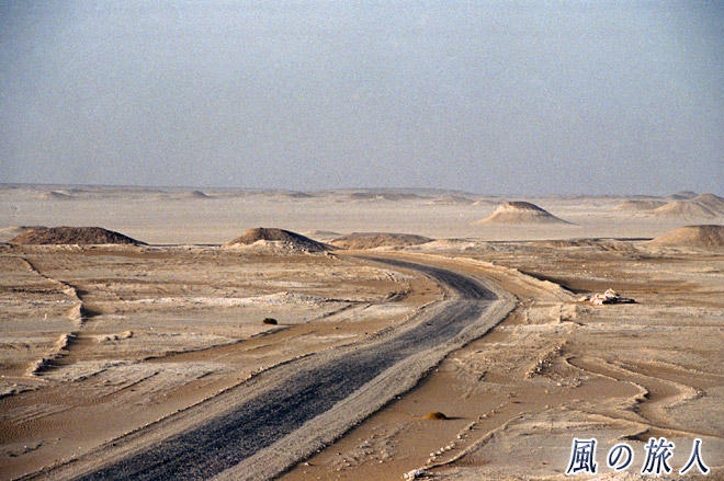 砂漠にある道　サハラ砂漠ツアー（シワ～バハレイヤ）の写真　Sahara Desert Tour　Siwa to Bahariyya