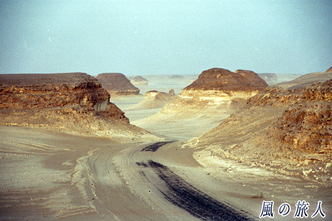 岩山の間の道　サハラ砂漠ツアー（シワ～バハレイヤ）の写真　Sahara Desert Tour　Siwa to Bahariyya