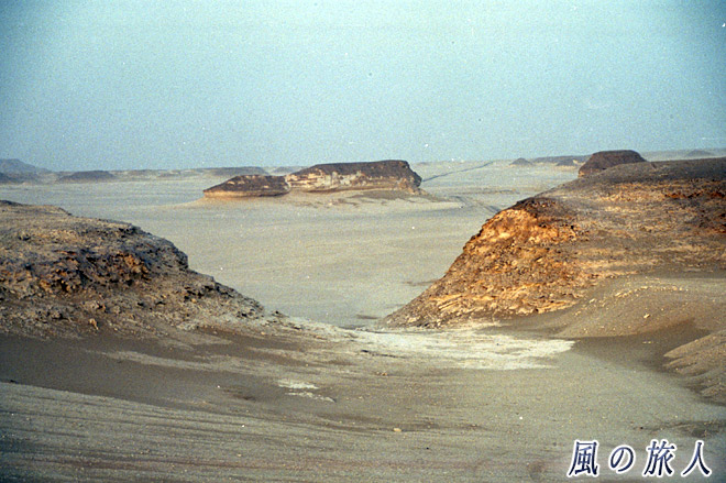 砂漠の岩山　サハラ砂漠ツアー（シワ～バハレイヤ）の写真　Sahara Desert Tour　Siwa to Bahariyya