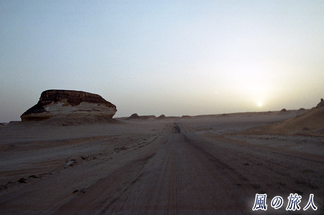 沈みゆく太陽　サハラ砂漠ツアー（シワ～バハレイヤ）の写真　Sahara Desert Tour　Siwa to Bahariyya
