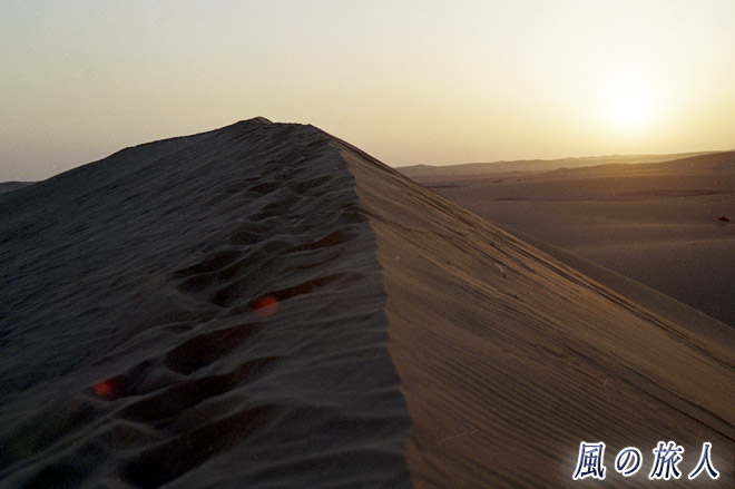 砂漠での朝日　サハラ砂漠ツアー（シワ～バハレイヤ）の写真　Sahara Desert Tour　Siwa to Bahariyya