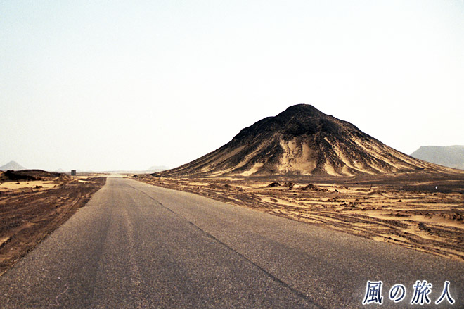 黒砂漠への道　サハラ砂漠ツアー（黒砂漠、白砂漠）の写真　Sahara Desert Tour (Black Desert and White Desert)
