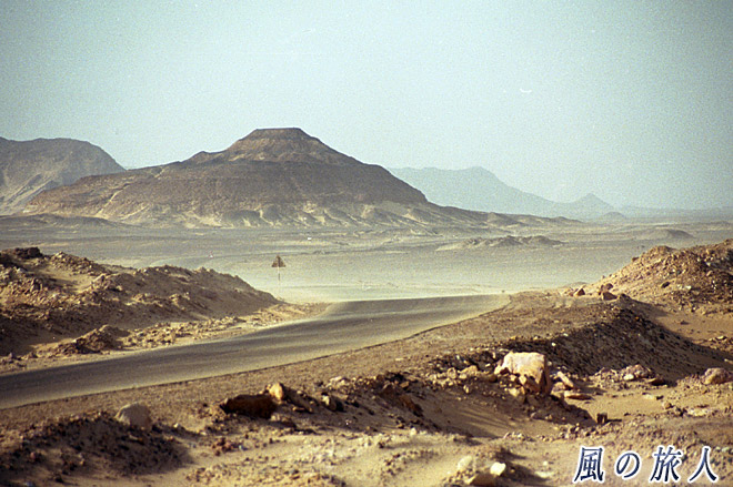 砂漠の山　サハラ砂漠ツアー（黒砂漠、白砂漠）の写真　Sahara Desert Tour (Black Desert and White Desert)