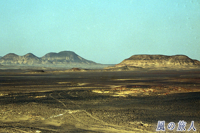 黒い風景　サハラ砂漠ツアー（黒砂漠、白砂漠）の写真　Sahara Desert Tour (Black Desert and White Desert)
