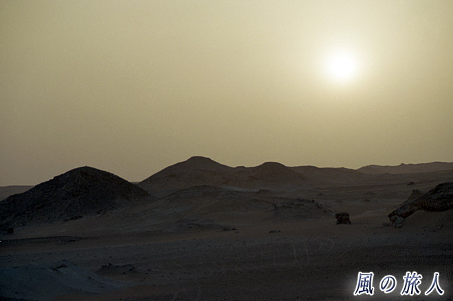 夕暮れ　サハラ砂漠ツアー（黒砂漠、白砂漠）の写真　Sahara Desert Tour (Black Desert and White Desert)