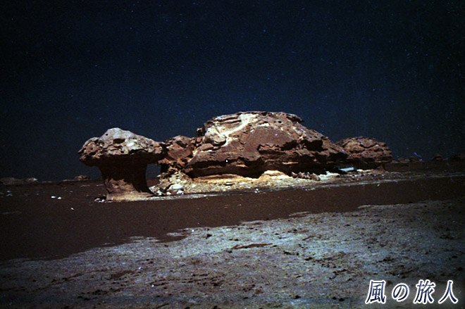 月空の岩　サハラ砂漠ツアー（黒砂漠、白砂漠）の写真　Sahara Desert Tour (Black Desert and White Desert)
