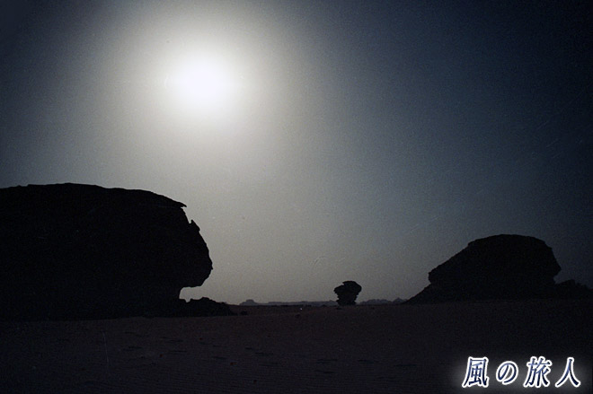 月明かりの下１　サハラ砂漠ツアー（黒砂漠、白砂漠）の写真　Sahara Desert Tour (Black Desert and White Desert)