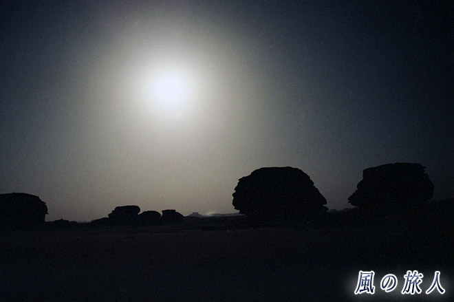 月明かりの下２　サハラ砂漠ツアー（黒砂漠、白砂漠）の写真　Sahara Desert Tour (Black Desert and White Desert)