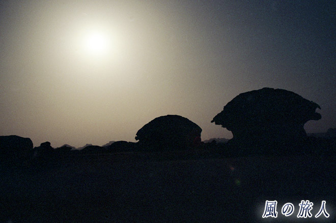 月明かりの下３　サハラ砂漠ツアー（黒砂漠、白砂漠）の写真　Sahara Desert Tour (Black Desert and White Desert)