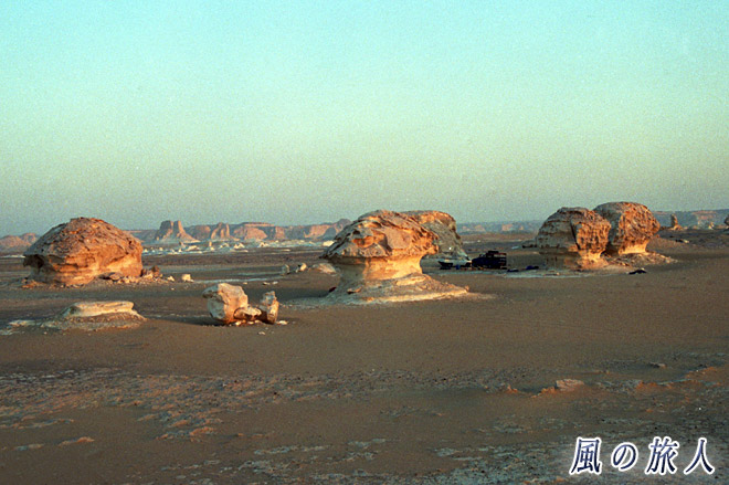 朝日を浴びるマッシュルーム岩　サハラ砂漠ツアー（黒砂漠、白砂漠）の写真　Sahara Desert Tour (Black Desert and White Desert)