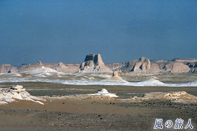 城塞のような岩　サハラ砂漠ツアー（黒砂漠、白砂漠）の写真　Sahara Desert Tour (Black Desert and White Desert)