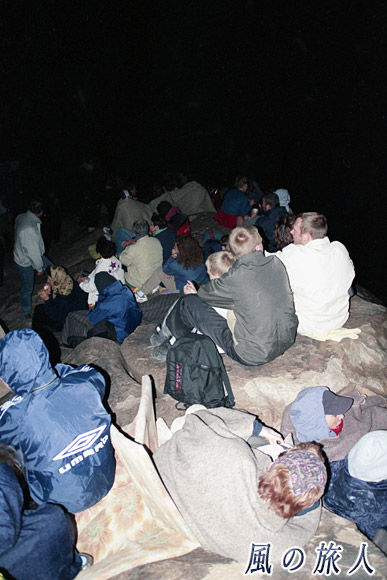 朝日を待つ人々　シナイ山の写真　Mount Sinai