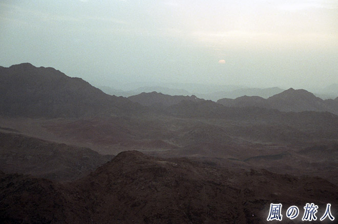 昇ってきた朝日　シナイ山の写真　Mount Sinai