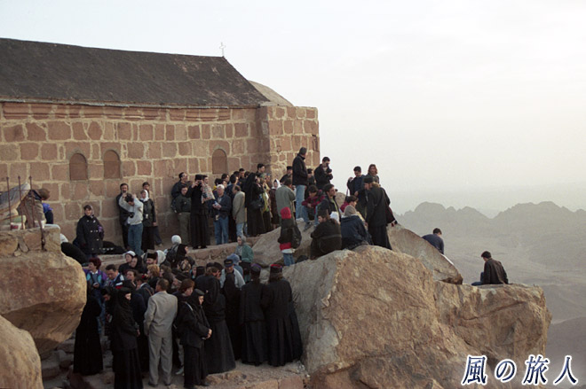 教会と巡礼者　シナイ山の写真　Mount Sinai