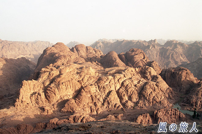 隣の岩山　シナイ山の写真　Mount Sinai