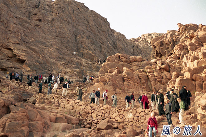 下山する人々１　シナイ山の写真　Mount Sinai