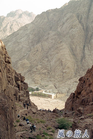 崖の間の聖カタリナ修道院　シナイ山の写真　Mount Sinai