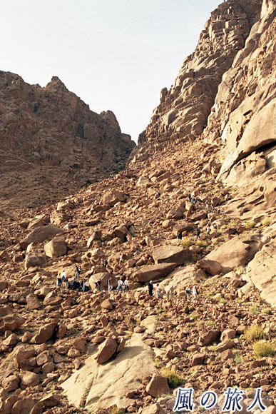 最後の下り、登りの始まり　シナイ山の写真　Mount Sinai