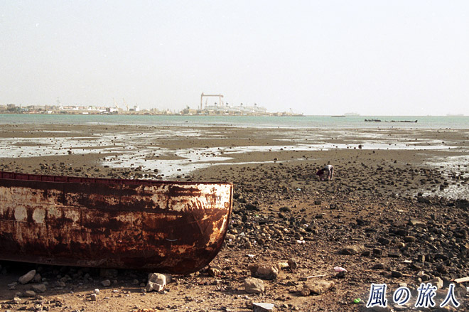 スエズ湾内　スエズ港とスエズ運河の写真