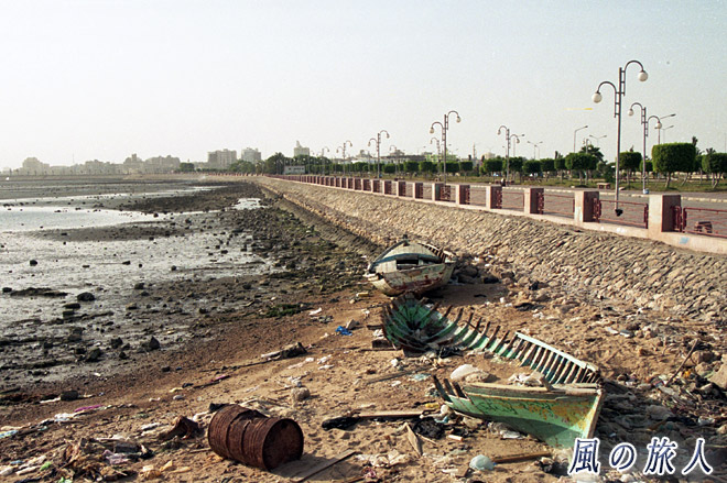 船の残骸　スエズ港とスエズ運河の写真