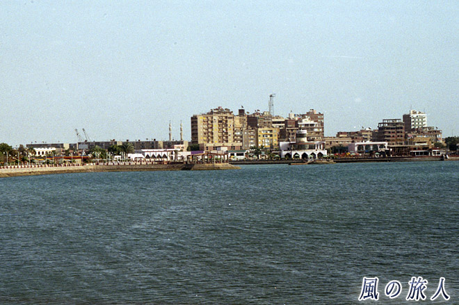 スエズ港付近　スエズ港とスエズ運河の写真