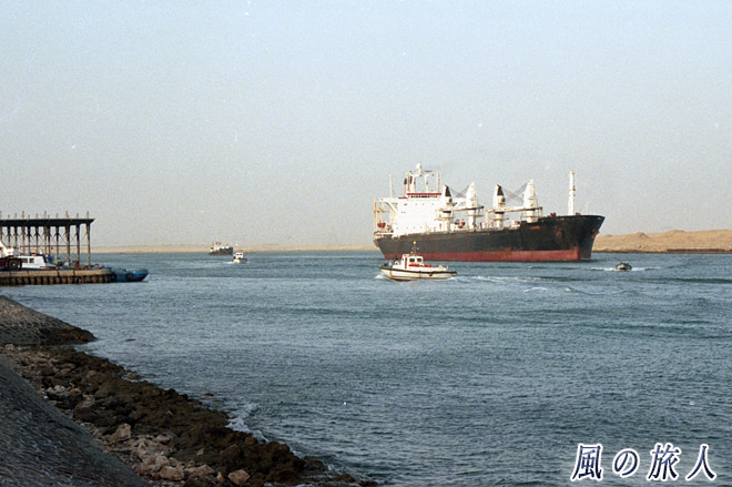 スエズ運河を進む船２　スエズ港とスエズ運河の写真