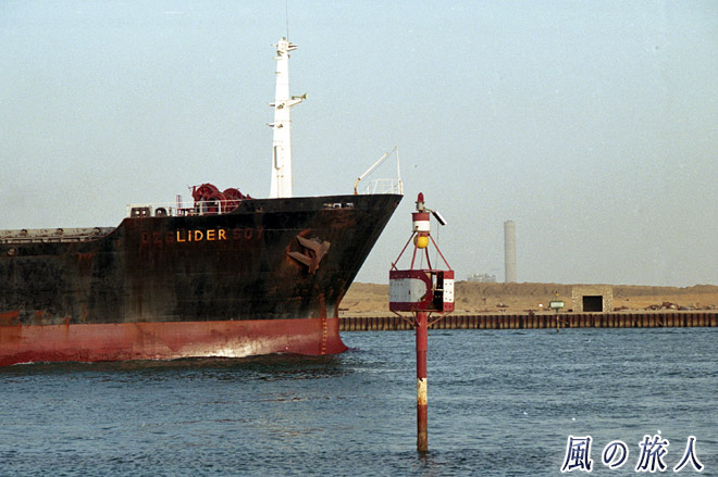 スエズ運河を進む船３　スエズ港とスエズ運河の写真