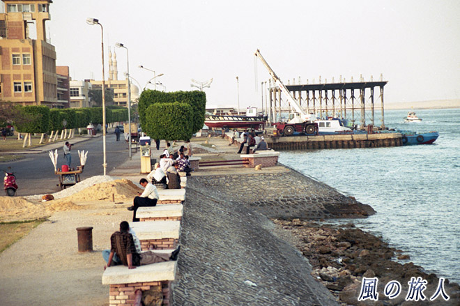 運河沿いの公園　スエズ港とスエズ運河の写真