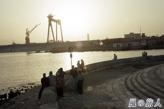 スエズ港の夕日　スエズ港とスエズ運河の写真