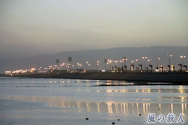 湾内の街灯　スエズ港とスエズ運河の写真