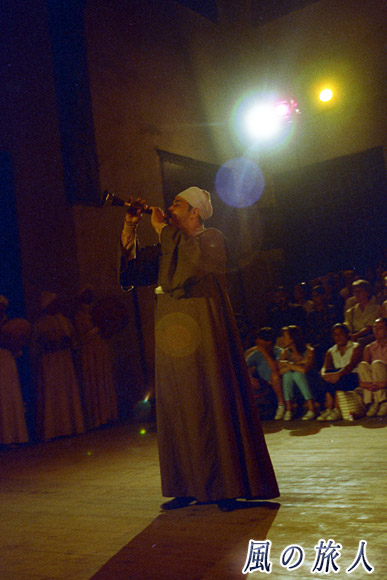ラッパのソロ演奏　タンヌーラ・ダンスショーの写真　Tanoura Dance (Sufi Dance)